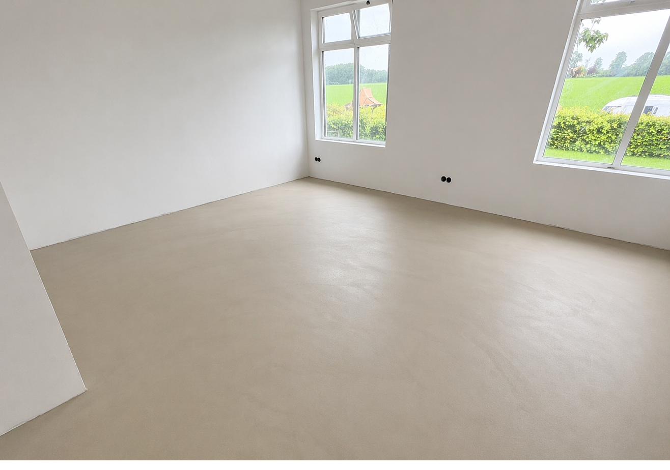 Kwartsiet gietvloer licht in lichte kamer