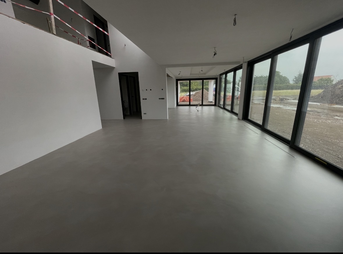 Microcement vloer in moderne woonkamer - JB Totaalvloeren